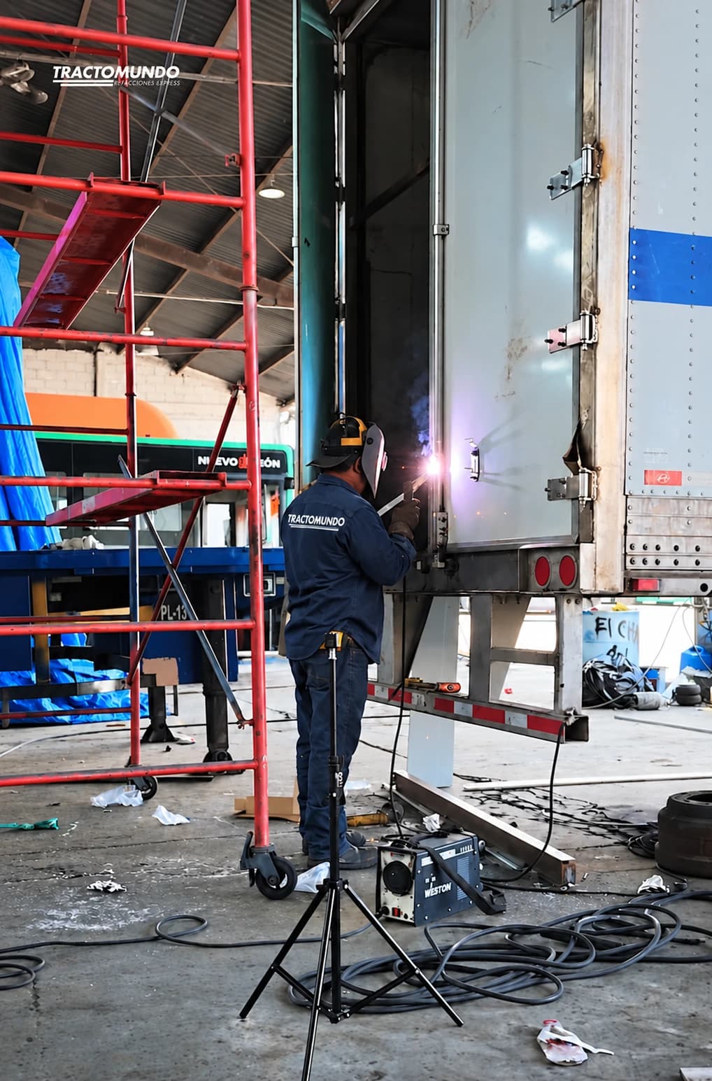Soldadura de una puerta de caja en el taller; fotografía retocada con uniforme Tractomundo