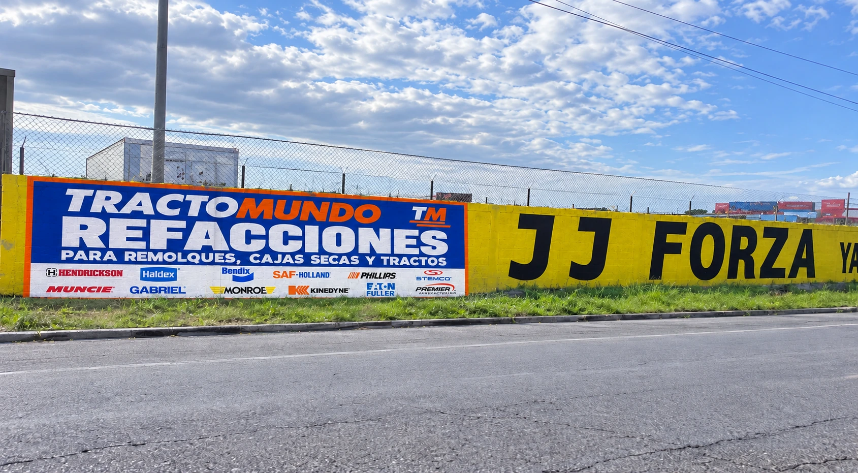 Referencia exterior de Tractomundo Altamira, con anuncio en muro amarillo