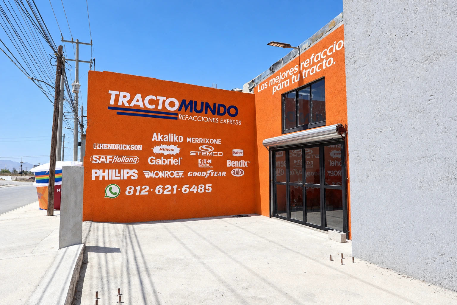 Fachada naranja de la sucursal Tractomundo en Saltillo